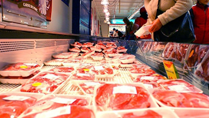 Carnea românească, tot mai rară în magazine. Mâncăm porc şi vită din Spania, Germania sau Ungaria, pentru că noi nu reuşim să producem