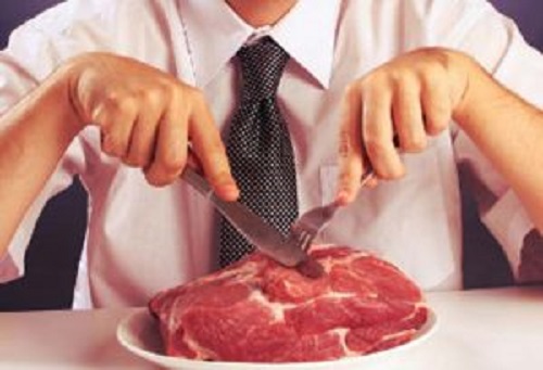 Carne sintetică, UE anunță o posibilă undă verde. Asociația Coldiretti: „Este împotriva concepţiei noastre despre hrană”