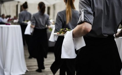 Revoluție în HORECA! Restaurant timişorean: Salariile ospătarilor, suportate de către clienți