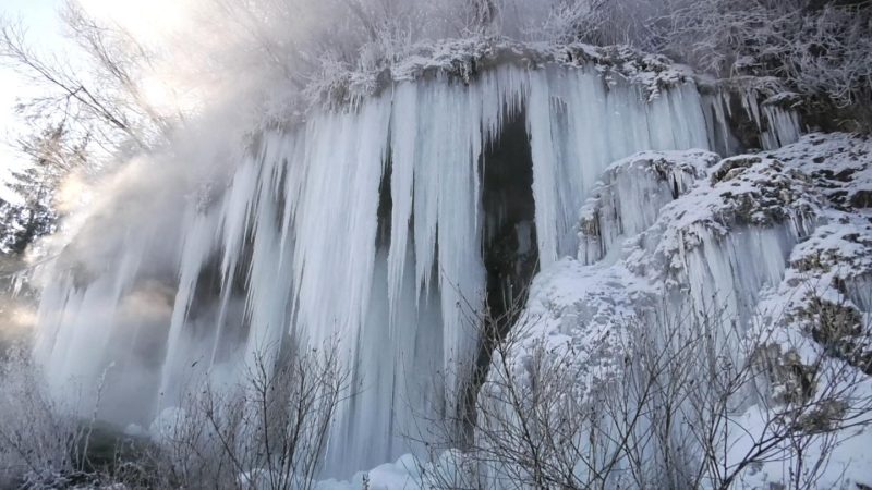 VIDEO Cascada cu apă termală de la Toplița a înghețat. Imagini spectaculoase, difuzate de BBC