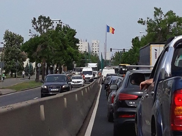 Scandalul steagurilor: catargele nu au nevoie de autorizație de construire. Primăria Timișoara a refuzat să intre în legalitate