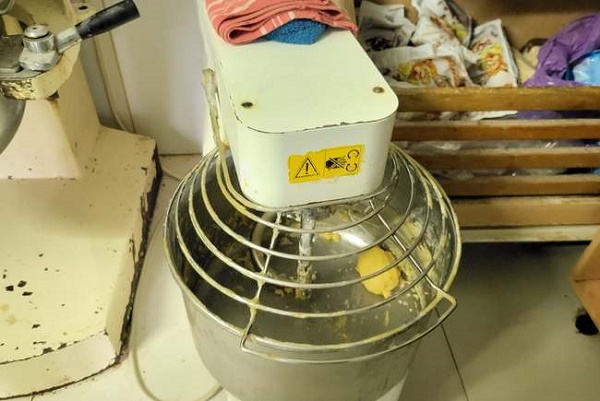 Igienă precară în bucătăria unei firme de catering ce livrează mâncare elevilor