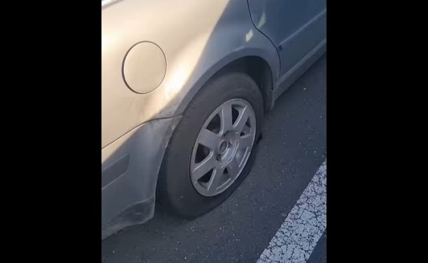 Un șofer s-a ales cu toate anvelopele tăiate, în parcarea unui centru comercial din Timișoara