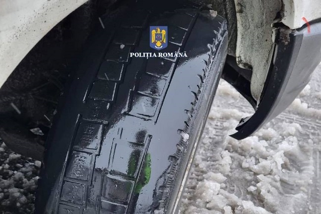 Poliţia Română, distribuind o imagine din trafic: "Nu ne mirăm că şanţul a devenit spaţiu de parcare fără voie"