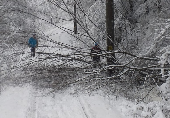 Femeie găsită decedată, în zăpadă, la 2 kilometri de drum