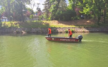 Scafandri și pompieri cu bărci caută un bărbat căzut în Bega, la Timișoara