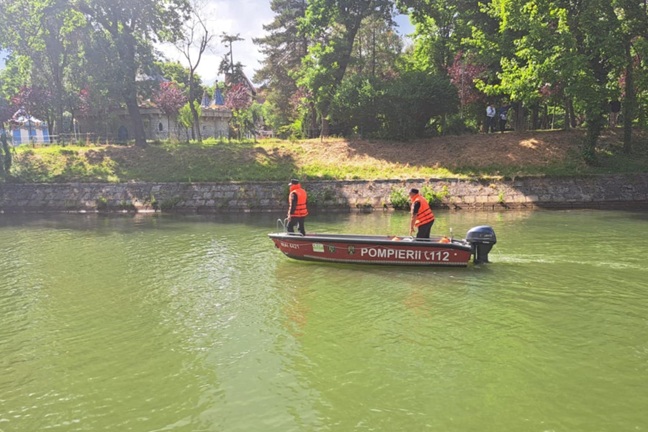 Scafandri și pompieri cu bărci caută un bărbat căzut în Bega, la Timișoara