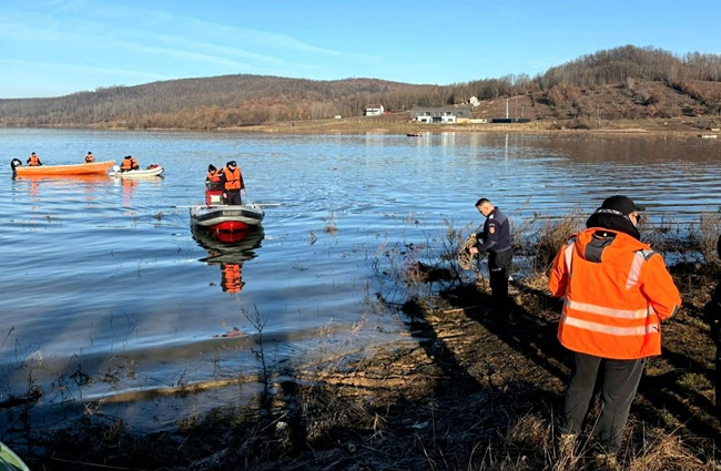 Șapte bărci, cu scafandri și sonare, pe Lacul Surduc, în căutarea bărbatului dispărut