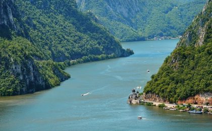 Lecția sârbească a Dunării: vecinii mai construiesc trei porturi. Croazierele nu opresc în România, ci în Serbia