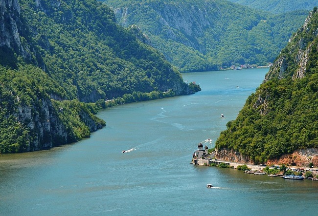 Lecția sârbească a Dunării: vecinii mai construiesc trei porturi. Croazierele nu opresc în România, ci în Serbia