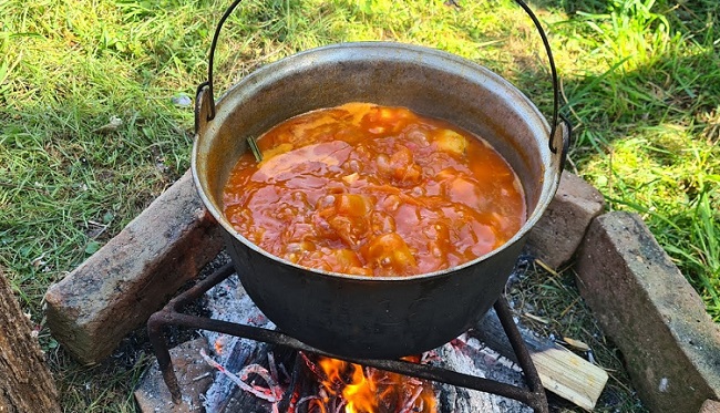 Festivalul ceaunelor, într-o localitate timișeană. Competiție gastronomică, minicampionat de fotbal, dans, activități pentru copii 1 Festivalul ceaunelor, într-o localitate timișeană. Competiție gastronomică, minicampionat de fotbal, dans, activități pentru copii