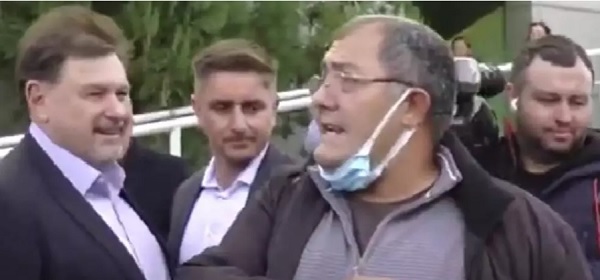 Momente halucinante! Un bărbat revoltat cu soacra pe targă în fața spitalului, ignorat complet de Marcel Ciolacu și Alexandru Rafila (video)