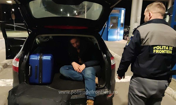 Polițiștii de frontieră timișeni au întrerupt călătoria a doi sirieni care voiau să părăsească România, ascunși într-un autoturism condus de un olandez