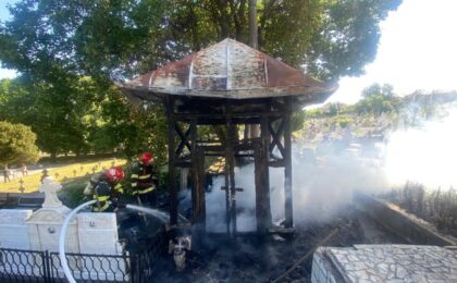 Incendiu în Cimitirul Eroilor din Deva. Video
