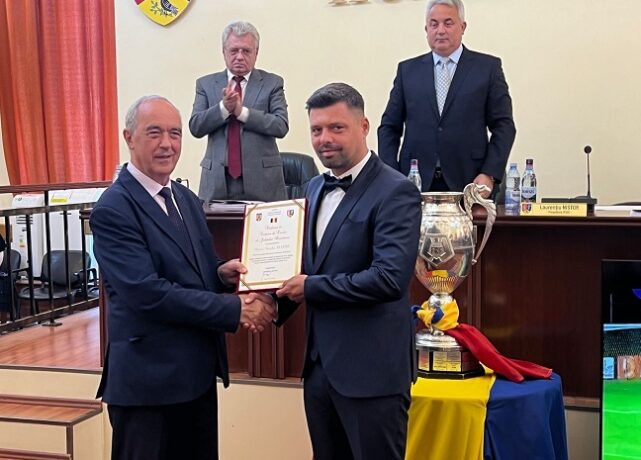 Antrenorul Corvinului a primit titlul de ''Cetăţean de onoare al judeţului Hunedoara''
