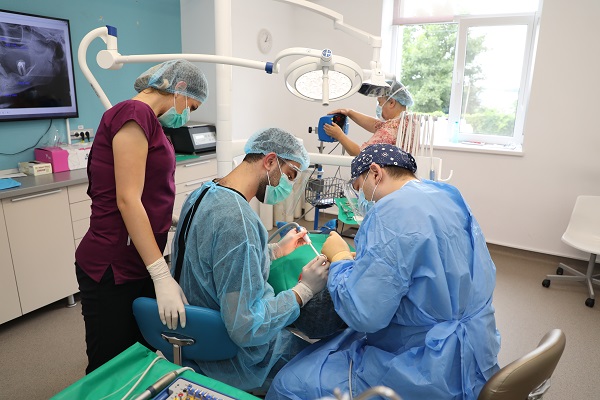 Inside Irreplaceable Sensitive Implanturi zigomatice, la Clinica dentară Dr. Leahu din Timișoara