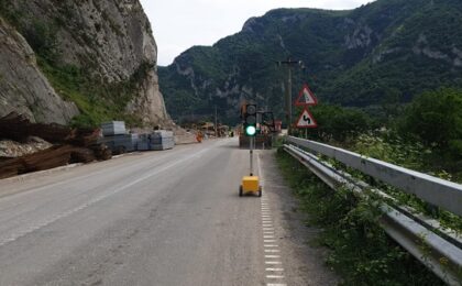 Suprastructură pe Clisura Dunării. În perioada lucrărilor, traficul se va desfășura cu restricții, cu semafor (foto)