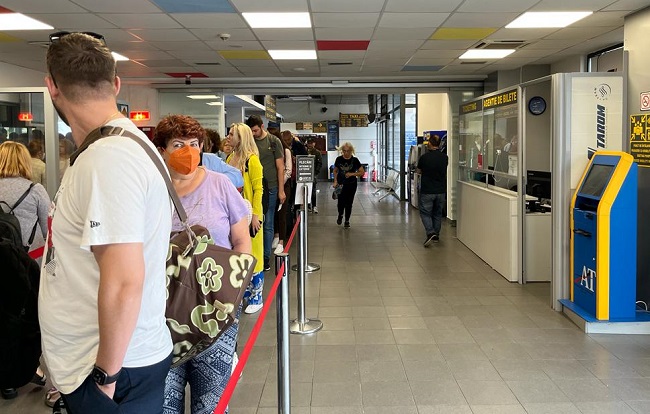 Cozi uriașe și pasageri revoltați la Aeroportul Timișoara