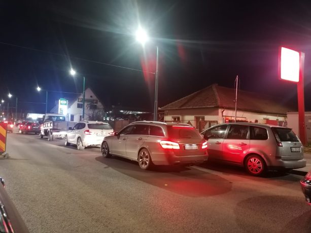 Video: Traficul din Timișoara, blocat în mai multe puncte din cauza cozilor la benzinării. Oamenii au intrat în panică
