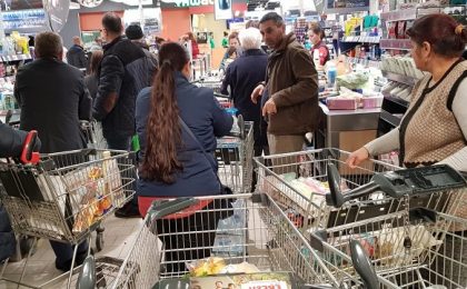 Să nu ne mai umilim îmbulzindu-ne la cozi! "România produce suficiente alimente pentru a asigura necesarul de consum al populației", ne asigură ministrul Agriculturii