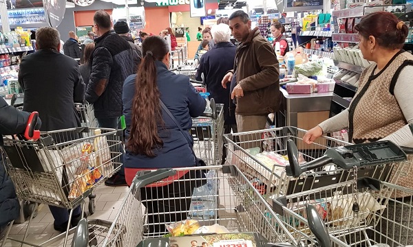 Să nu ne mai umilim îmbulzindu-ne la cozi! "România produce suficiente alimente pentru a asigura necesarul de consum al populației", ne asigură ministrul Agriculturii