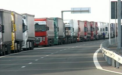 Coloană de camioane de 13 kilometri la frontiera din vestul țării / Ungaria a interzis marți intrarea TIR-urilor pentru că s-a celebrat Ziua Tuturor Sfinţilor