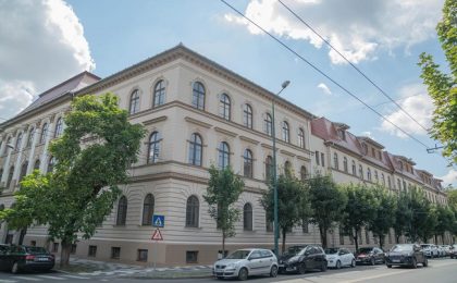 Lucrările de reabilitare ale Colegiului Tehnic „Emanuil Ungureanu” se apropie de final 2 Lucrările de reabilitare ale Colegiului Tehnic „Emanuil Ungureanu” se apropie de final