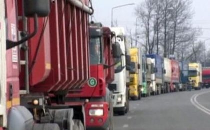 Coloane de camioane care se întind pe 5 kilometri, la frontiera de vest
