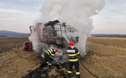 O combină agricolă a ars aproape în totalitate în vestul țării
