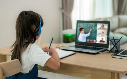 1 din 2 copii români petrece până la 6 ore pe săptămână online (studiu)