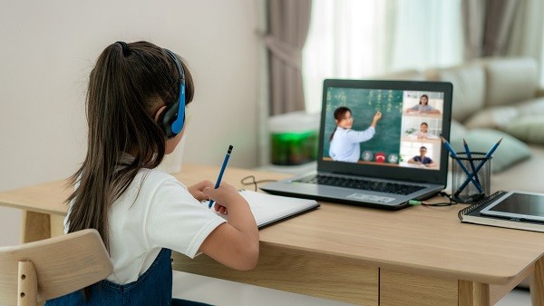 1 din 2 copii români petrece până la 6 ore pe săptămână online (studiu)