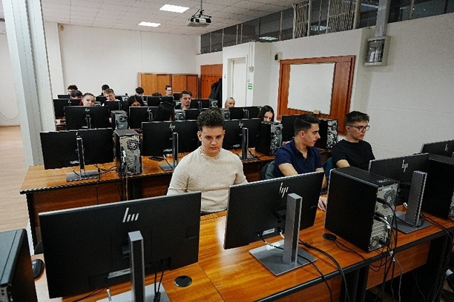 Elevi din patru județe, premiați la un concurs organizat de Facultatea de Mecanică din Timișoara