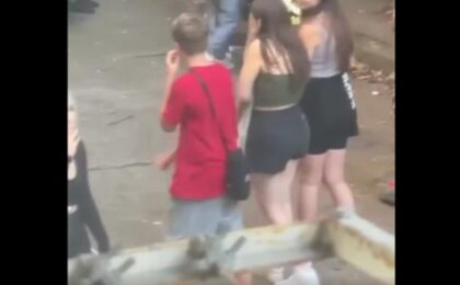 Copilă de 12 ani, arsă pe frunte cu o țigară de către o altă fată. A îndrăznit să-i ceară iubitului unei adolescente prietenia pe o reţea de socializare