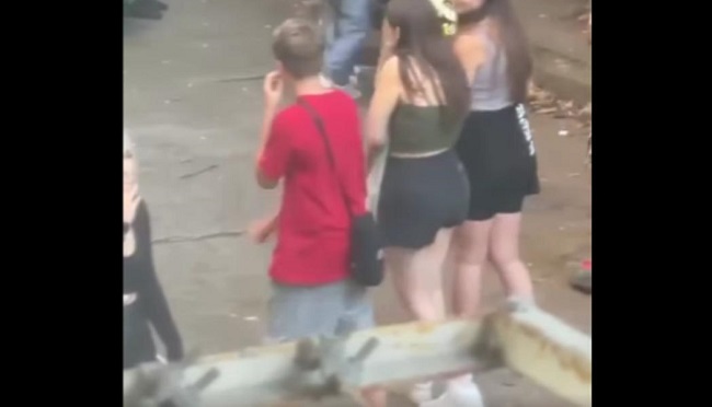 Copilă de 12 ani, arsă pe frunte cu o țigară de către o altă fată. A îndrăznit să-i ceară iubitului unei adolescente prietenia pe o reţea de socializare
