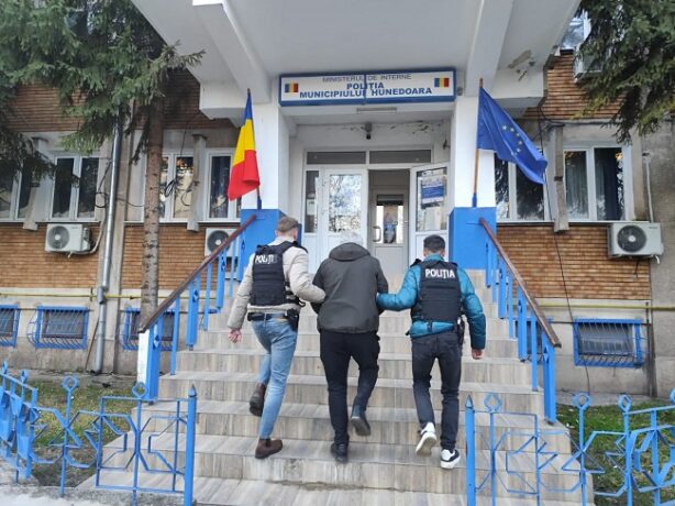 Percheziţii la contrabandişti de ţigări. Poliţiştii au ridicat aproape 170.000 de țigarete, 103.450 de euro și 130.700 de lei