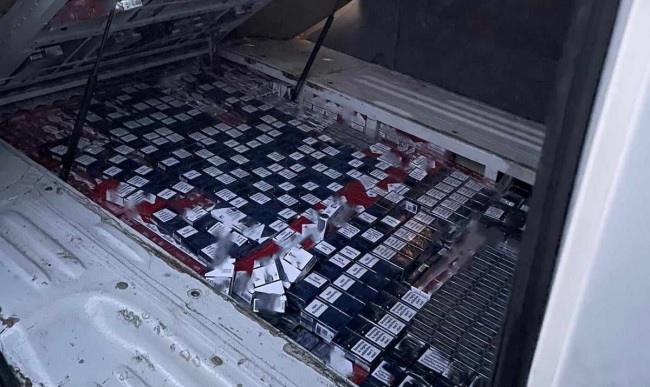 Caraș-Severin: Țigări fără timbru, în valoare de 750.000 de euro, ascunse într-o remorcă frigorifică