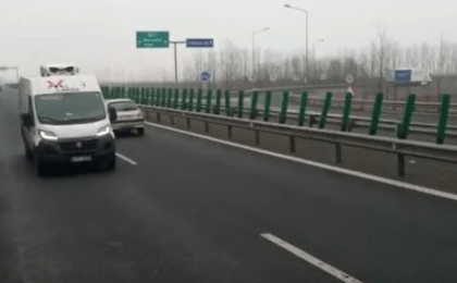 Video: Șoferiță de 22 de ani, filmată pe autostrada Arad-Timișoara, conducând pe contrasens