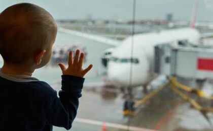Peste 50% dintre părinții plecați în străinătate nu își petrec concediul cu copiii lor