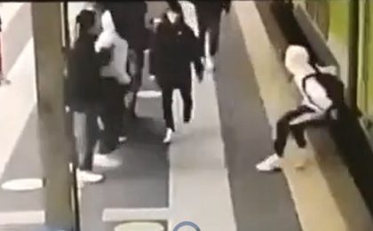 Italia: Copilul unor români, aruncat sub roțile unui tren de către doi adolescenți, pentru că a discutat prin mesaje cu o fată. Mama băiatului: „Când am auzit, am crezut că mor” (video)