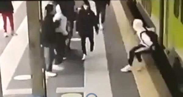 Italia: Copilul unor români, aruncat sub roțile unui tren de către doi adolescenți, pentru că a discutat prin mesaje cu o fată. Mama băiatului: „Când am auzit, am crezut că mor” (video)