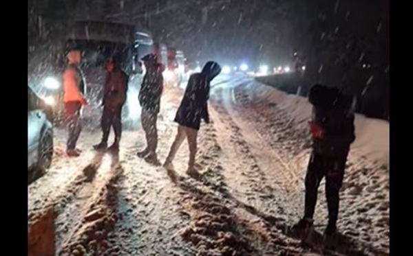 Ninge abundent și se circulă extrem de greu pe toate drumurile din vestul țării. Blocaj la Coșava, mașini avariate pe autostradă