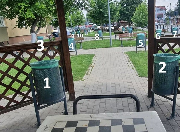 Bătaie de joc pe banii timișorenilor: zeci de coșuri de gunoi îngrămădite într-un parc pe câțiva metri pătrați 