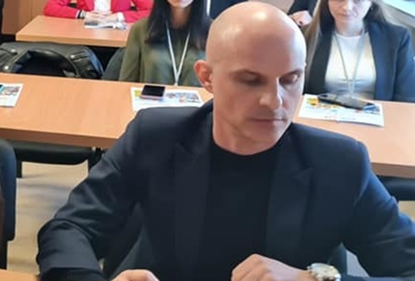 Un cadru didactic de la o universitate din Timișoara a rămas fără loc de muncă după ce i-a trimis unei studente poze și mesaje neadecvate