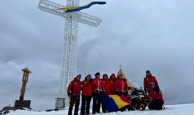 Salvamontiștii au arborat drapelul românesc pe Crucea Eroilor de la Muntele Mic
