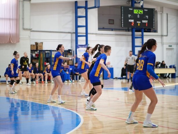 "Cupa UVT" la handbal feminin. Șapte meciuri în trei zile la sala "UVT Oituz"