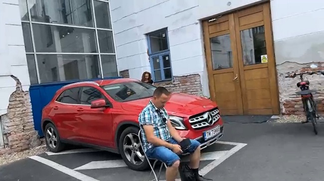 cu scaunul pliant la primarie foto 2