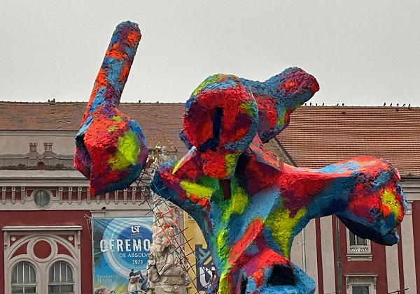 “Statuia Curcubeu” din Piața Libertății încinge spiritele la Timișoara