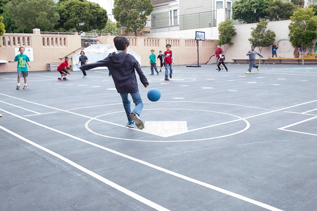 Copiii au liber pe terenurile de sport din şcoli, după ore! Unităţile de învăţământ au la dispoziție patru luni pentru a stabili orarul de acces și modul de utilizare