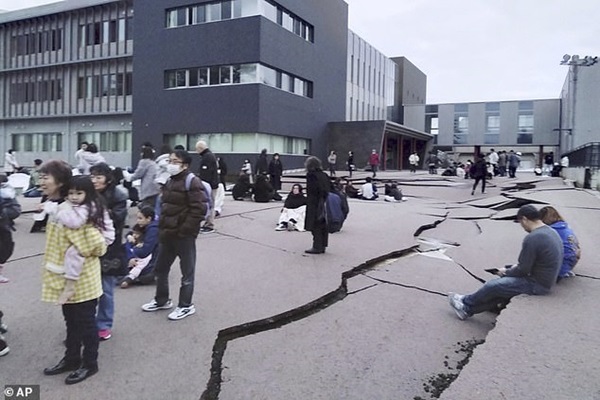 Cutremur cu magnitudinea 7,6 în Japonia. Autoritățile au emis o alertă de tsunami
