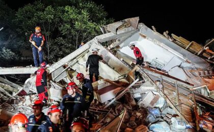 Cutremur în Turcia: Clădiri prăbușite și persoane prinse sub dărâmături
